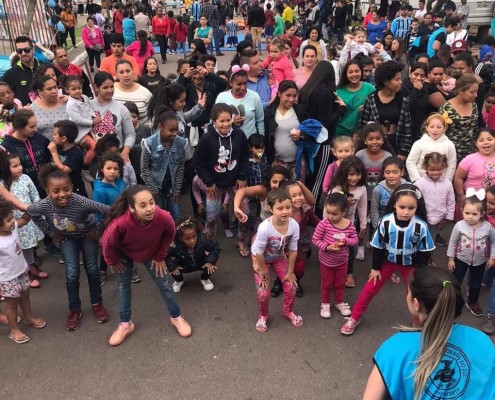 BRINCADEIRAS COM MÚSICA